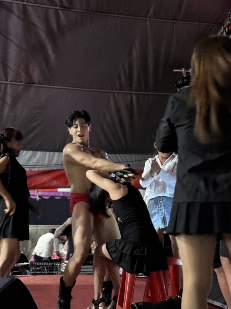 辣妹環伺、老闆娘指定開場!台灣最帥猛男化身全場唯一「行走的賀爾蒙」獨霸關西金錦山義民廟 6 1390167 0