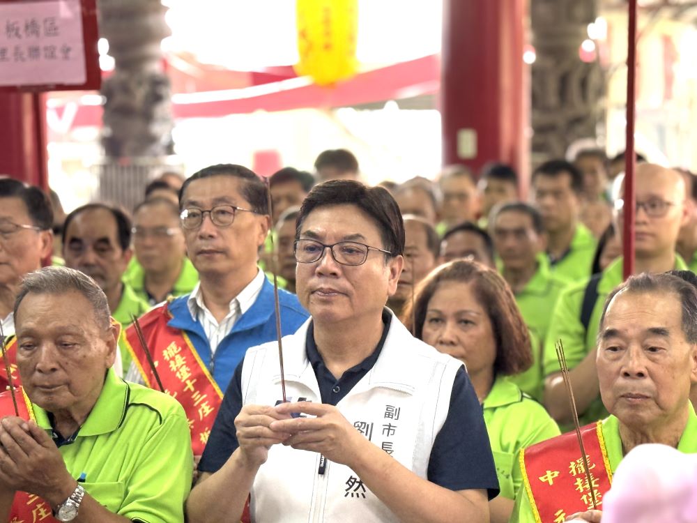 土城大墓公中元祭典 劉和然參香祈福 1 《圖說》新北市副市長劉和然今日出席土城大墓公中元祭典活動,並參拜祈福,願國家和諧、社會進步,左二藍被心板橋區長陳奇正。〈民政局提供〉