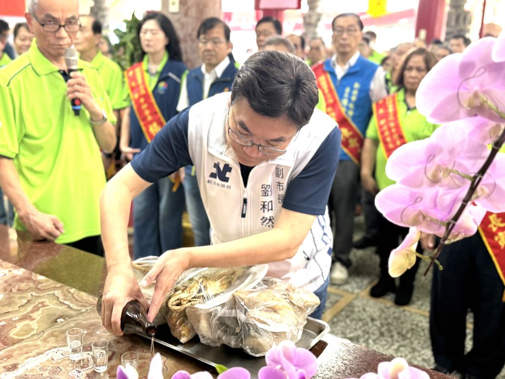 土城大墓公中元祭典 劉和然參香祈福 2 《圖說》參拜祈福外,劉和然也同時敬獻酒水,希望大墓公祖庇佑地方順遂。〈民政局提供〉