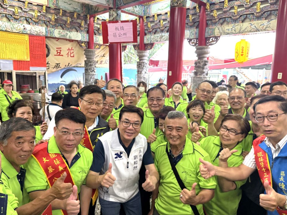 土城大墓公中元祭典 劉和然參香祈福 3 《圖說》劉和然一同跟里長等出席貴賓合影留念。〈民政局提供〉