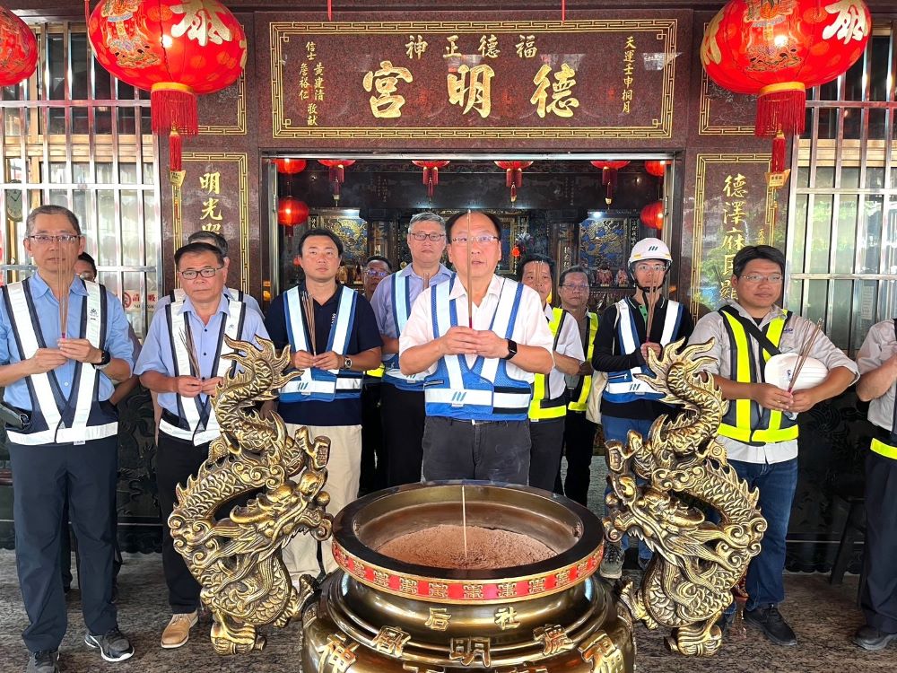 《圖說》新北捷運局長李政安率施工團隊祈求工程順利。〈捷運局提供〉