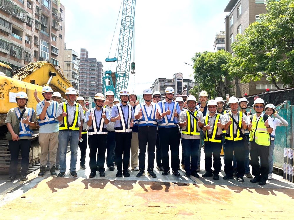《圖說》新北捷運局與施工團隊合影。〈捷運局提供〉
