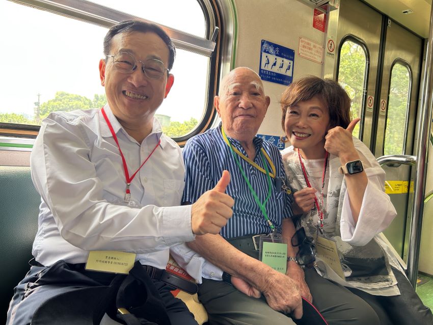 重溫百年回憶 板橋榮家「萬歲團」鐵道之旅不一樣的93軍人節 1 《圖說》輔導會傅正誠副主委(左1)稱讚102歲劉伯伯老當益壯,右一板橋榮家陳桂美主任。〈板橋榮家提供〉