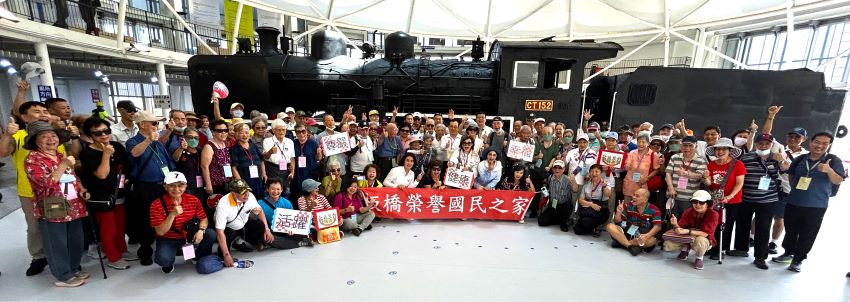 重溫百年回憶 板橋榮家「萬歲團」鐵道之旅不一樣的93軍人節 2 《圖說》苗栗縣議會張淑芬副議長(中間白色襯衫蹲者)也來向長輩祝賀93軍人節快樂。〈板橋榮家提供〉