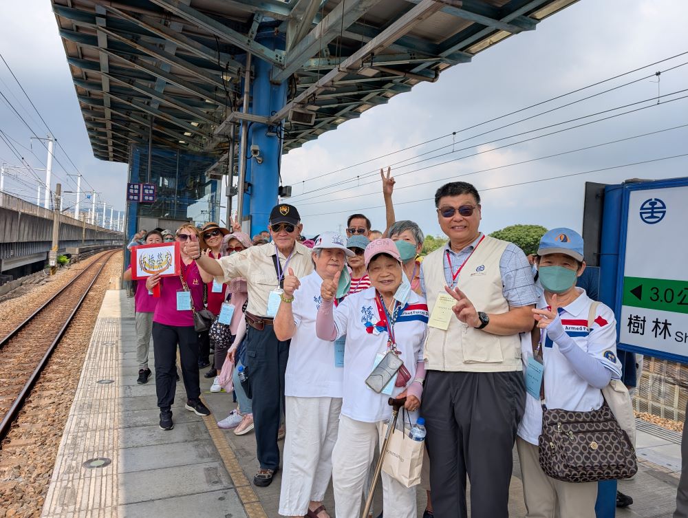 重溫百年回憶 板橋榮家「萬歲團」鐵道之旅不一樣的93軍人節 3 《圖說》我們出發囉!台鐵前杜微董事長(右二)陪長輩在浮洲火車站等待火車進站。〈板橋榮家提供〉