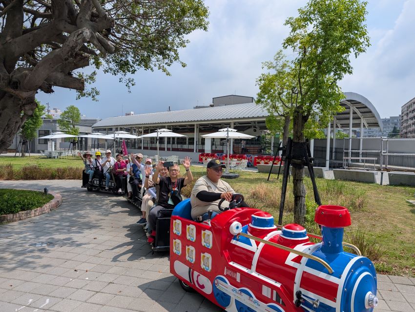 重溫百年回憶 板橋榮家「萬歲團」鐵道之旅不一樣的93軍人節 4 《圖說》-長輩們搭乘苗栗火車頭園區小火車。〈板橋榮家提供〉