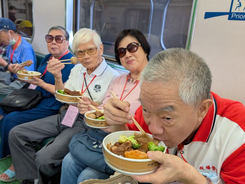 重溫百年回憶 板橋榮家「萬歲團」鐵道之旅不一樣的93軍人節 5 《圖說》好吃的臺鐵便當。〈板橋榮家提供〉
