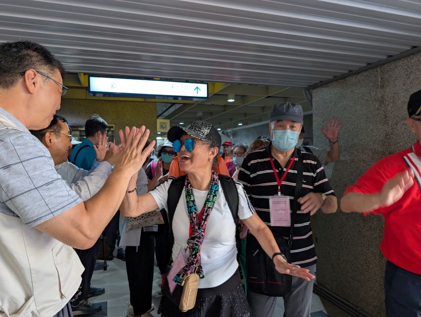 重溫百年回憶 板橋榮家「萬歲團」鐵道之旅不一樣的93軍人節 6 《圖說》揮手道別,結束今天美好的旅程。〈板橋榮家提供〉