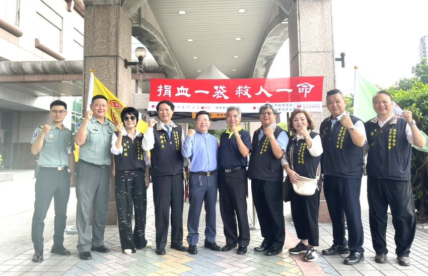 捐血送暖傳愛心 新北榮服處與保全公會行動關懷 1 《圖說》新北市保全商業同業公會理事長吳富榮(右4)、新北市公寓大廈管理維護商業同業公會理事長鄺英杰(左4)號召捐血,新北市榮服處處長林振生(右5) 率同仁及榮民眷響應。〈新北榮服處提供〉