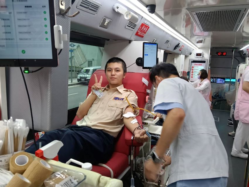 捐血送暖傳愛心 新北榮服處與保全公會行動關懷 2 《圖說》榮服處役男挽袖捐血,展現熱心服務、關懷社會的正面形象。〈新北榮服處提供〉