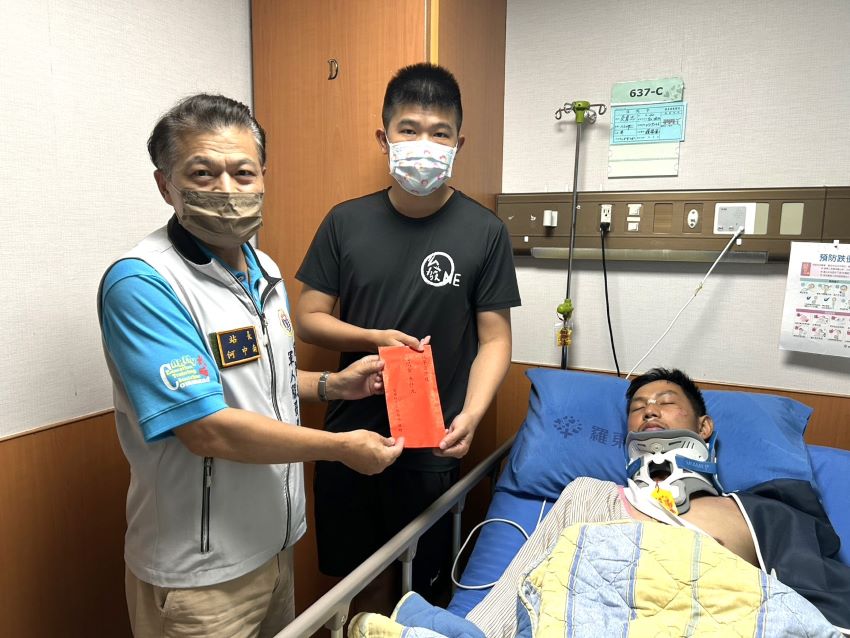 慰問療傷同袍 何中南溫馨關懷祝早日康復 1 《圖說》宜蘭軍人服務站長何中南慰問於羅東博愛醫院療傷的陸軍蘭陽指揮部吳姓上士。〈宜蘭軍服站提供〉