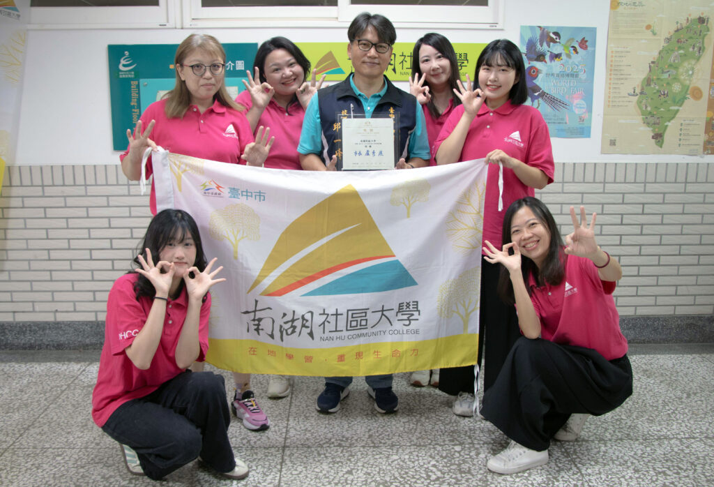 %E5%8D%97%E6%B9%96%E7%A4%BE%E5%A4%A7%E6%A0%A1%E5%8B%99%E4%B8%BB%E4%BB%BB%E9%82%B1%E4%B8%80%E5%B3%B0%E4%B8%AD%E5%B8%B6%E9%A0%98%E7%A4%BE%E5%A4%A7%E5%A4%A5%E4%BC%B4%E7%94%A8%E5%BF%83%E6%B7%B1%E8%80%95%E7%A4%BE%E5%8D%80%E6%95%99%E8%82%B2%EF%BC%8C%E6%B7%B1%E7%8D%B2%E8%82%AF%E5%AE%9A