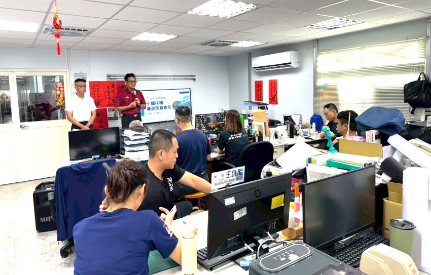 《圖說》新北消第一大隊羅凱文大隊長（中）於小額採購反貪指引講習中開場引言。〈消防局提供〉