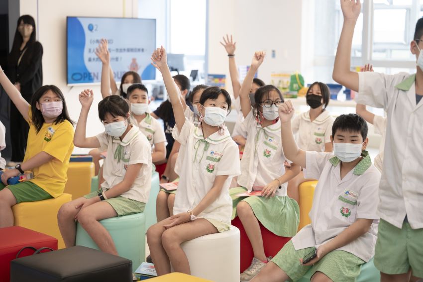 帶領學童探索在地文化之旅 「新北OPEN TOUR」走讀體驗 1 《圖說》新北市鷺江國小學生分享閱讀翻翻書的體驗心得。〈文化局提供〉