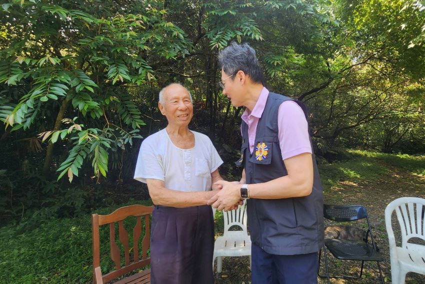 關懷榮民眷 臺北市榮服處深入陽明山區送暖 1 《圖說》臺北市榮民服務處總幹事葛得生偕同仁探視散居士林區陽明山榮民眷。〈臺北市榮服處提供〉