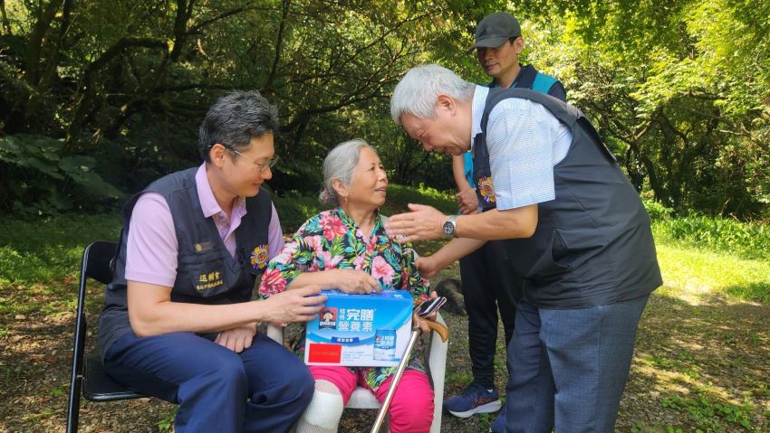關懷榮民眷 臺北市榮服處深入陽明山區送暖 2 《圖說》葛得生探視榮民眷致贈養生飲品。〈臺北市榮服處提供〉