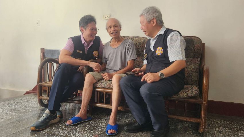關懷榮民眷 臺北市榮服處深入陽明山區送暖 3 《圖說》葛得生轉達輔導會主委嚴德發對長輩的重視與關。〈臺北市榮服處提供〉