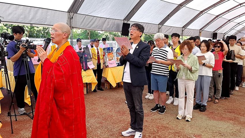 《圖說》有果法師帶領農業局長諶錫輝及動團、產業代表、飼主向佛祖祈福。〈動保處提供〉