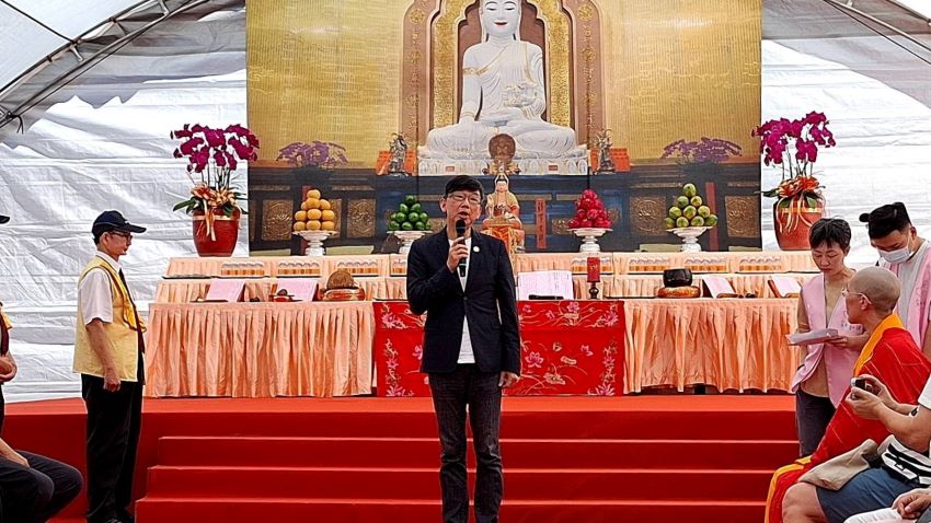 《圖說》農業局諶錫輝局長感謝由果法師消災祈福。〈動保處提供〉