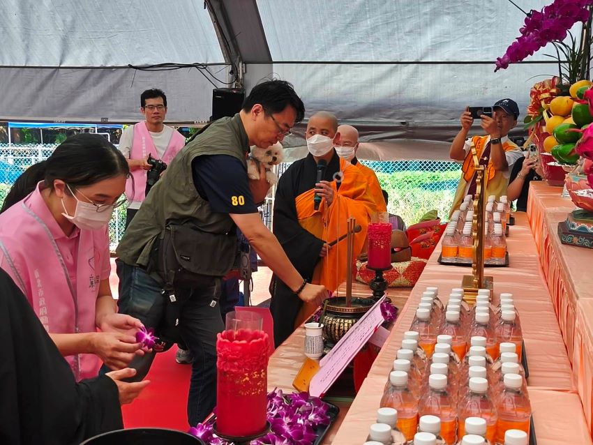 《圖說》民眾至佛前獻花。〈動保處提供〉