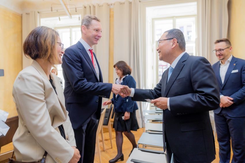 《圖說》侯友宜拜會國際大廠，尋求與歐洲市場的合作契機。〈新聞局提供〉