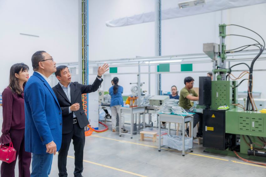 《圖說》侯友宜率市府團隊拜會新泰工業與新創公司 Grenade Castle，左一經發局長盛筱蓉。〈新聞局提供〉