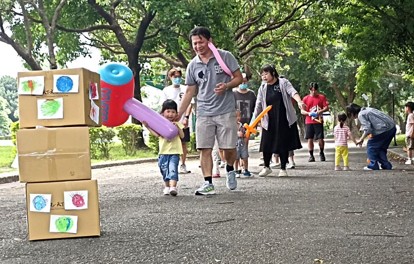 《圖說》新北市家庭教育中心致力推廣《育兒神隊友電子書》，協助父母找到支持建構，讓家庭成為孩子最溫暖堅實的避風港。〈教育局提供〉