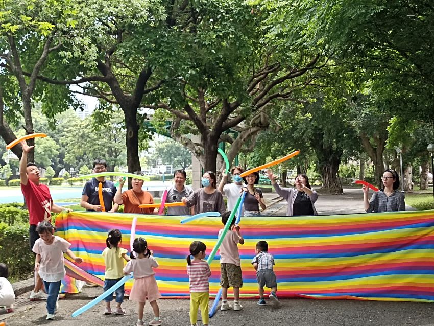 《圖說》牽手共親職。〈教育局提供〉