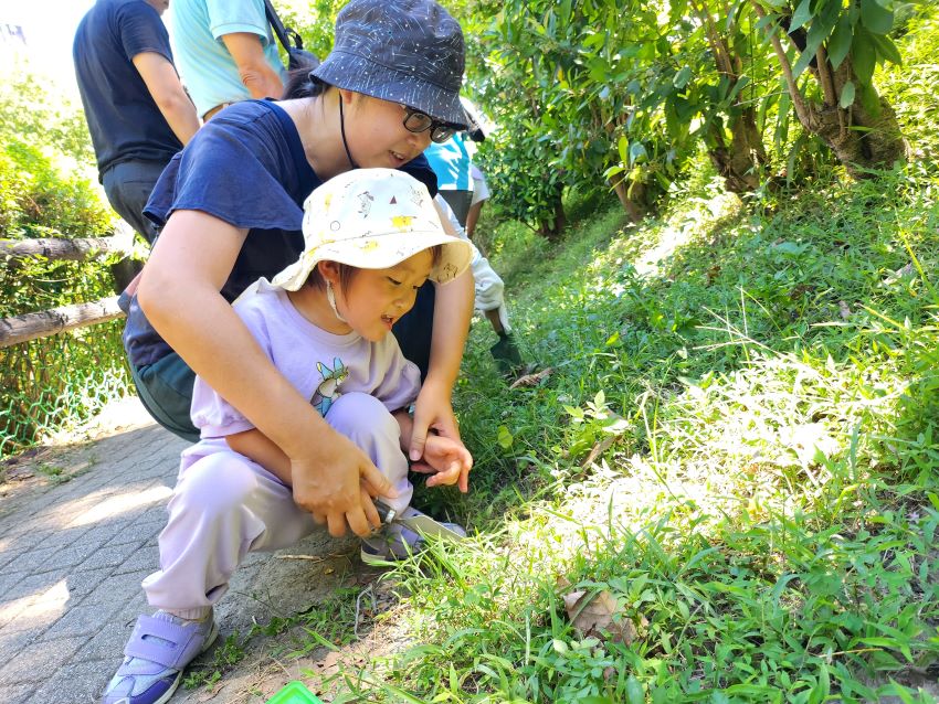 新北推家庭志工 「一日服務心體驗」活動多元 1 《圖說》志工家庭參與邊坡保水觀察,也讓媽媽帶著孩子合力挖排水導溝。〈社會局提供〉