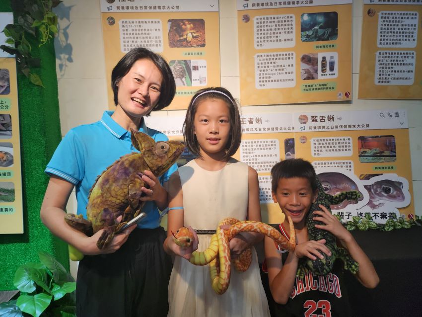 新北推家庭志工 「一日服務心體驗」活動多元 4 《圖說》新北社會局舉辦過多場家庭志工一日服務心體驗活動,曾邀請新住民家庭進入毛寶貝園區陪伴浪浪、參觀園區。〈社會局提供〉