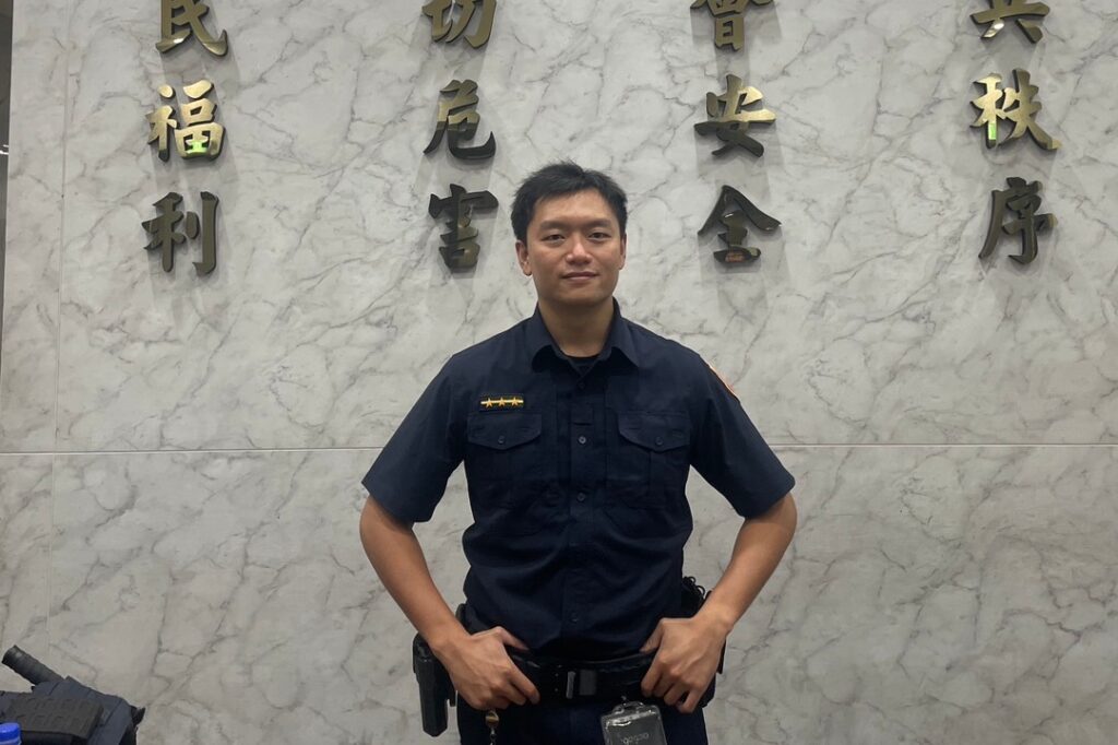 婦人醉倒路旁不省人事  信義暖警推車助民返家 1 %E5%BE%90%E6%95%AC%E5%A0%AF