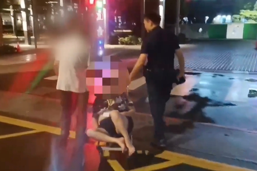 婦人醉倒路旁不省人事  信義暖警推車助民返家 2 MEITU 20250907 092105473
