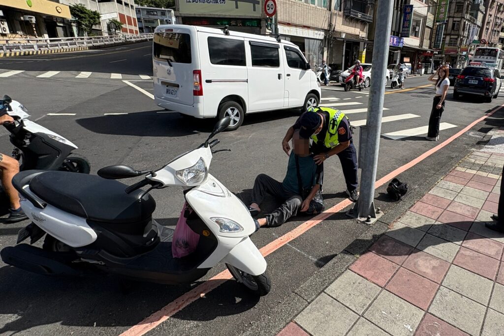 老翁騎車自摔失去呼吸心跳  瑞芳員警緊急CPR救回一命 2 MEITU 20250907 092208394