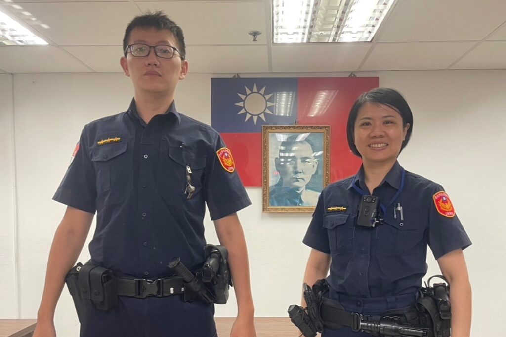 七旬老翁誤搭19站一路  流浪到淡水  捷警跨站尋人  全程護送助一家團圓 1 MEITU 20250907 131046058