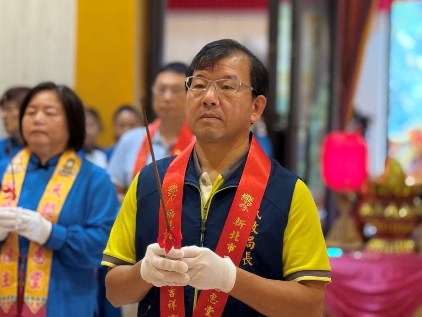 瑤池金母聖誕千秋 林耀長參拜祈福護佑眾生顧新北 1 《圖說》民政局長林耀長今日代表市長侯友宜赴石門天懿慈惠堂參拜、祈福。〈民政局提供〉