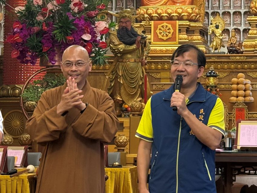 瑤池金母聖誕千秋 林耀長參拜祈福護佑眾生顧新北 4 《圖說》林耀長於佛光山北海道場參拜,該道場環境清幽,為大台北地區禪修優質場所。〈民政局提供〉