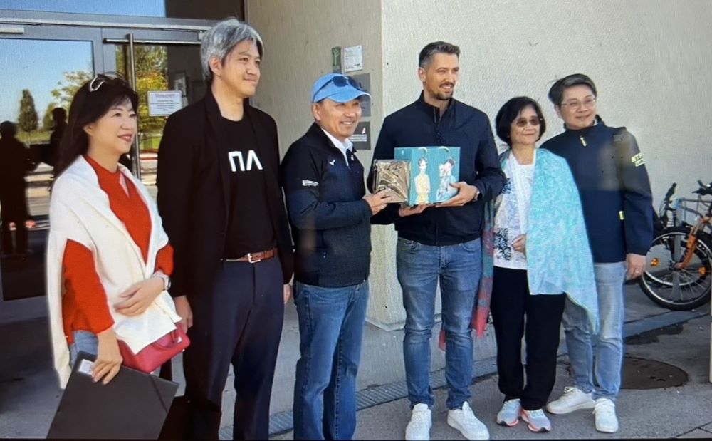 參訪維也納新市鎮 侯:借鏡國際經驗建設永續城鄉 1 《圖說》侯友宜市長致贈阿斯朋湖城官員紀念品,左一新北市經發局長盛筱蓉、右一地政局長汪禮國、右二衛生局長陳潤秋。〈新聞局提供〉