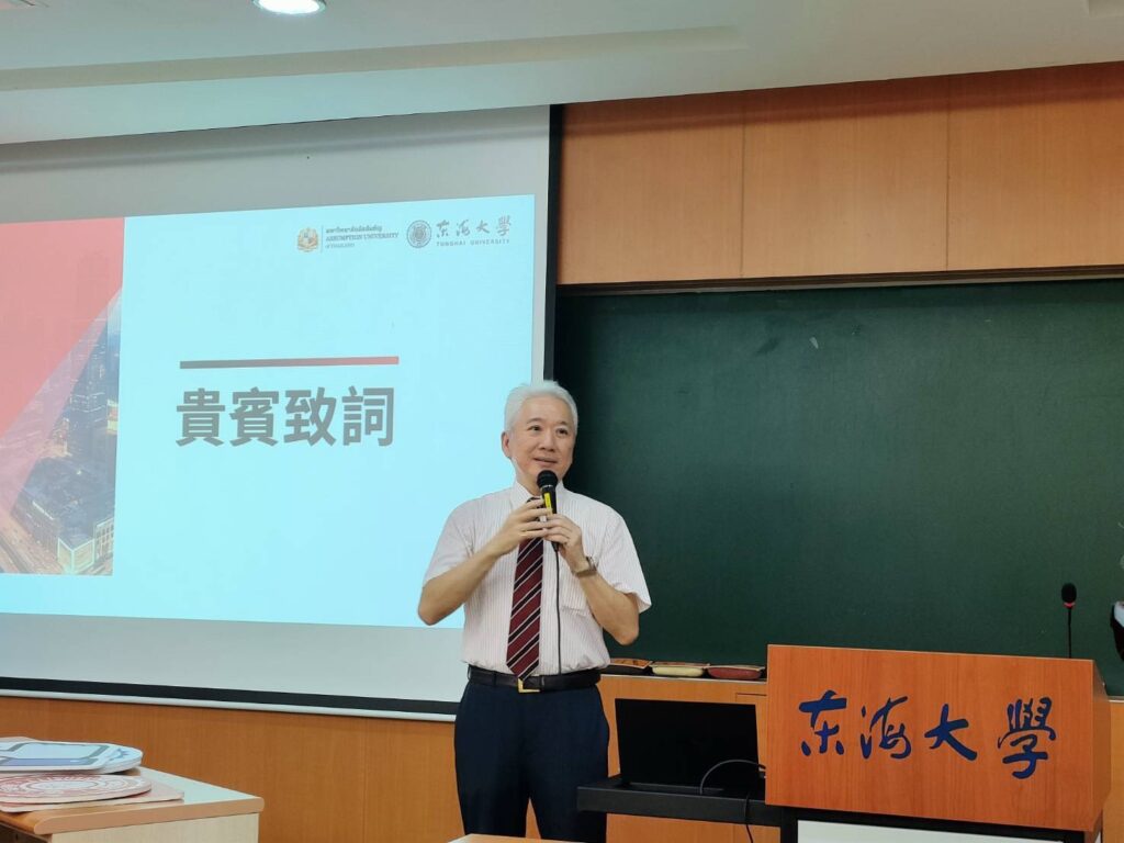 東海大學打造「知識訂閱制」 邁入雙學位雙智慧時代 2 %E5%9C%96%E8%AA%AA%E4%BA%8C%EF%BC%8C%E6%9D%B1%E6%B5%B7%E5%89%AF%E6%A0%A1%E9%95%B7%E5%8A%89%E6%AD%A3%E8%A6%AA%E8%87%AA%E5%87%BA%E5%B8%AD%EF%BC%8C%E5%BC%B7%E8%AA%BF%E8%B7%A8%E5%A2%83%E6%95%99%E8%82%B2%E7%9A%84%E9%87%8D%E8%A6%81%E6%80%A7%EF%BC%8C%E5%8B%89%E5%8B%B5%E5%9C%A8%E5%A0%B4%E8%8F%81%E8%8B%B1%E5%AD%B8%E5%93%A1%E6%8A%8A%E6%8F%A1%E5%9C%8B%E9%9A%9B