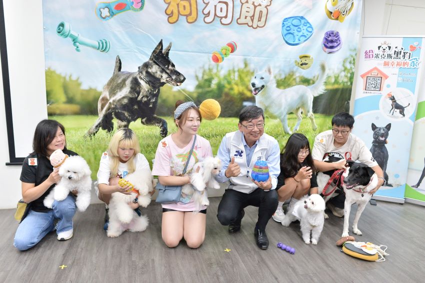 玩具趣守護毛寶貝 新北動保處推寵物安全玩具 2 《圖說》農業局長諶錫輝與飼主宣導狗狗玩具。〈動保處提供〉