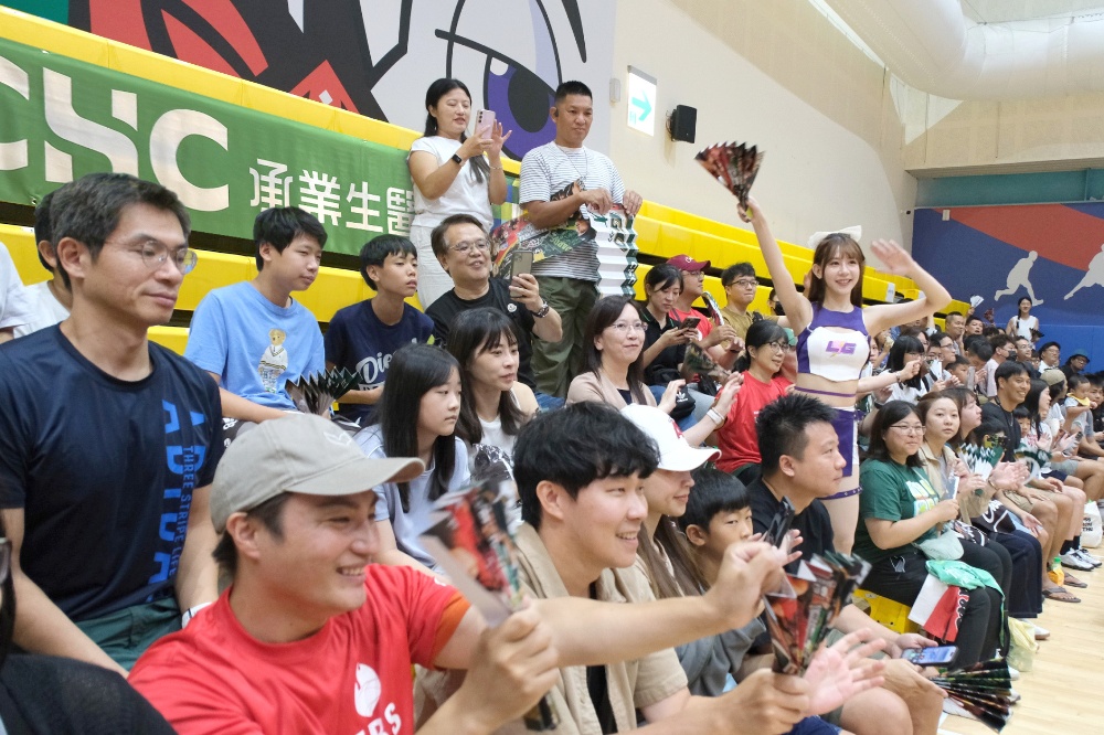 ▲承業號召員工眷屬應援，展現支持運動的行動力。(圖/承業生醫提供)