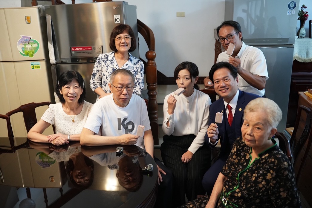 經過長達一年羈押禁見，民眾黨前主席柯文哲(左二)8日交保後，在妻子陳佩琪(左一)陪同下，火速返回新竹老家見柯媽媽何瑞英(右一)與妹妹柯美蘭(後左一)，被停職的新竹市長高虹安(前右三)、新竹市代理市長邱臣遠(前右二)、民眾黨新竹市議員李國璋(後右一)等也在現場。圖/取自邱臣遠臉書