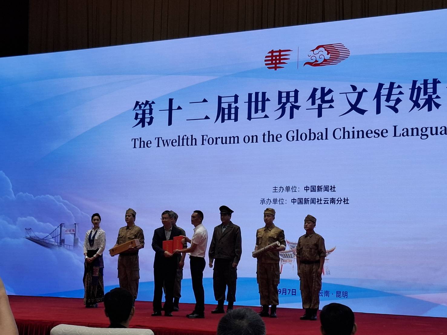 中新社向「南洋華僑機工回國抗日紀念館」捐贈《生命線·滇緬公路》畫卷。圖／梅花新聞網攝