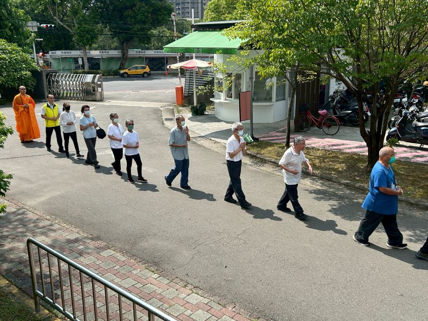《圖說》板橋榮家舉辦中元祭祀超渡亡靈法會於家區繞念祈福。〈板橋榮家提供〉