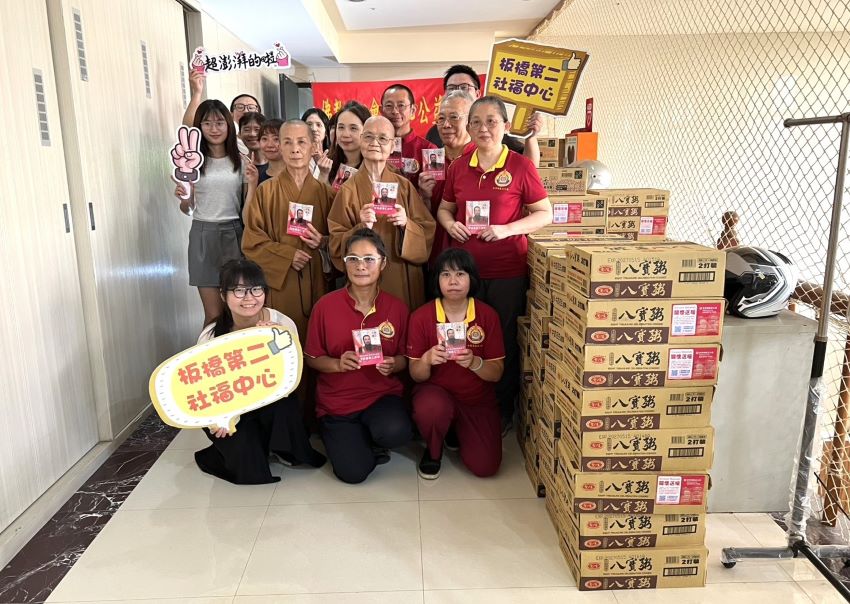 大悲行願無處不現 世界佛教正心會贈板橋社福愛心物質 2 《圖說》第二社福中心陳思穎主任〈後排中〉及同仁與世界佛教正心會成員合影。〈記者葉柏成攝〉