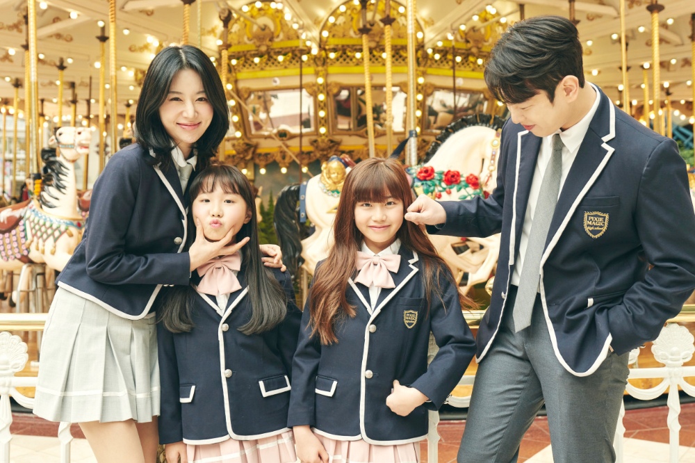 ▲樂天世界人氣校服體驗變身最美最帥高校生，到韓國體驗校服才是最夯趨勢！(圖/茂昌旅行社提供)