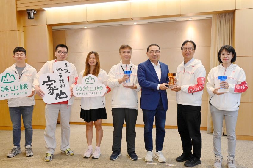 山海廊帶自然低碳輕旅 新北榮獲三項國家卓越建設獎 1 《圖說》局長楊宗珉〈右二〉今日率團隊於市政會議獻獎予侯友宜市長分享殊榮。〈觀旅局提供〉