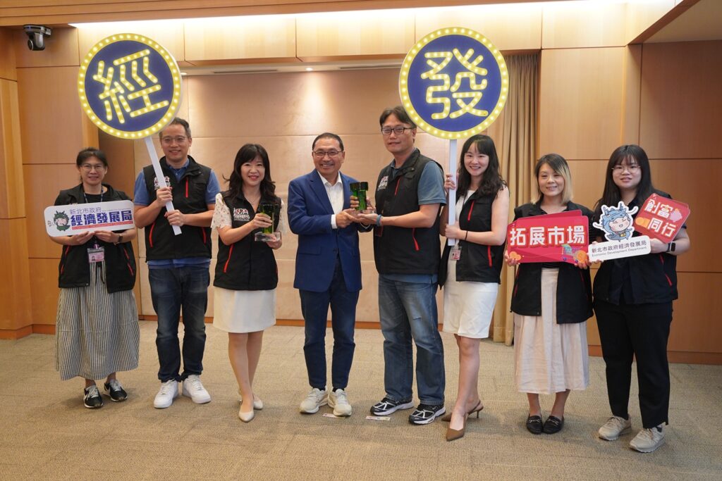 新北寶高智慧園區榮獲國家卓越建設獎卓越獎 經濟發展局獻獎侯市長 2 %E6%96%B0%E5%8C%97%E5%B8%82%E7%B6%93%E7%99%BC%E5%B1%80%E7%9B%9B%E7%AD%B1%E8%93%89%E5%B1%80%E9%95%B7%E5%B7%A6%E4%B8%89%E7%8E%87%E9%A0%98%E5%9C%98%E9%9A%8A%EF%BC%8C%E5%9C%A8%E5%B8%82%E6%94%BF%E6%9C%83%E8%AD%B0%E4%B8%8A%E5%B0%87%E9%80%99%E4%BB%BD%E6%A6%AE%E8%80%80%E7%8D%BB%E7%B5%A6%E5%B8%82%E9%95%B7%E4%BE%AF%E5%8F%8B%E5%AE%9C%E5%B7%A6%E5%9B%9B%EF%BC%8C%E8%88%87%E5%B8%82%E5%BA%9C%E5%9C%98%E9%9A%8A%E5%85%B1%E4%BA%AB%E5%96%9C%E6%82%85