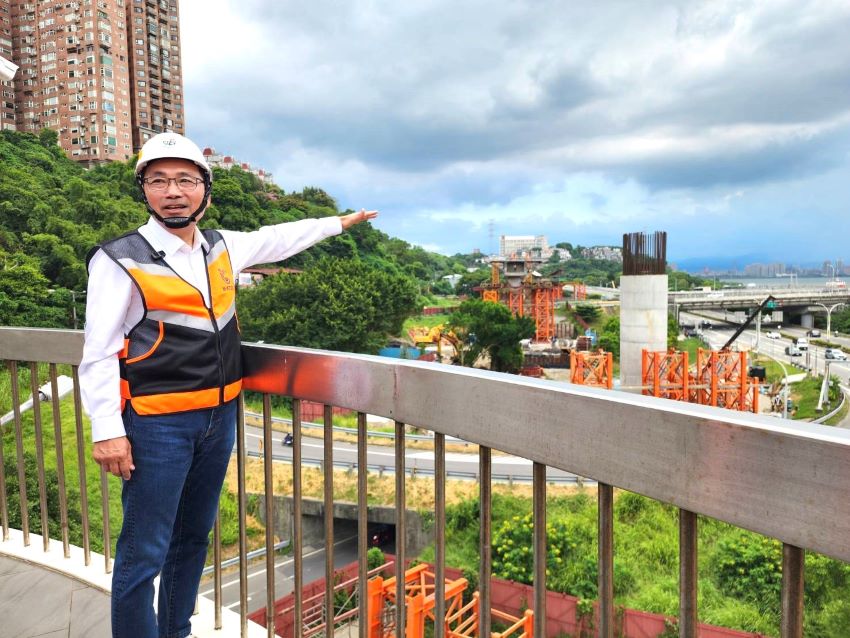 心繫市政建設 侯友宜訪歐回台首日專程視察淡北道路 1 《圖說》淡北道路的線型輪廓已逐步成形,侯友宜市長對於施工團隊全力穩定推動工程表示欣慰,期勉團隊戮力精進為重大工程奠定良好基礎。〈工務局提供〉