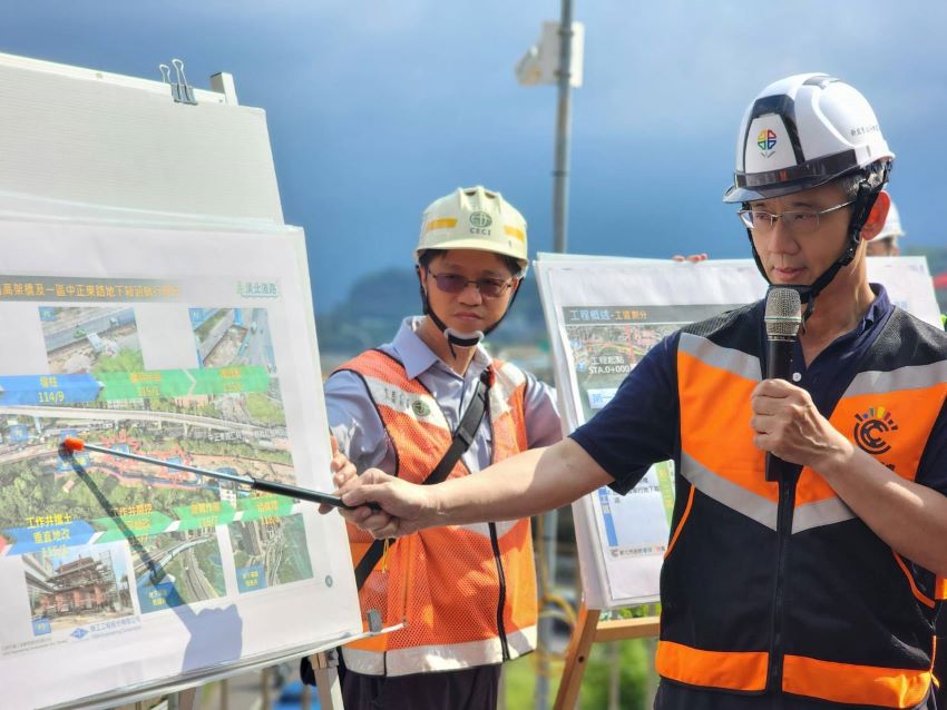 心繫市政建設 侯友宜訪歐回台首日專程視察淡北道路 2 《圖說》新工處簡必綺處長(右)簡報說明,淡北道路主線高架橋之懸臂工法工作車已於9月陸續進場架設,民權路台電高壓電纜則預計於115年1月完成遷移,整體工程進度穩定推展中。〈工務局提供〉