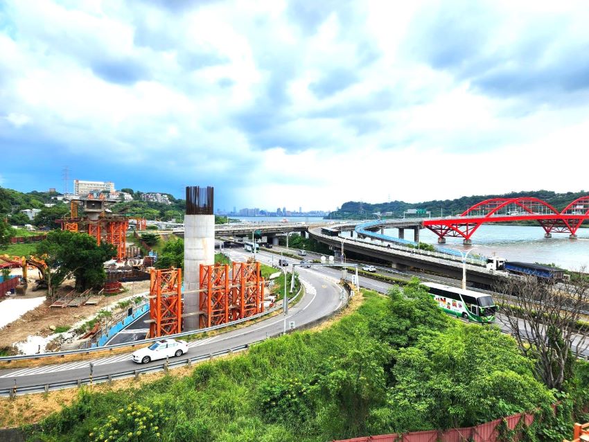 心繫市政建設 侯友宜訪歐回台首日專程視察淡北道路 3 《圖說》淡北道路工程於113年1月動工,全長5.45公里,完工後能有效分流淡水往返台北的車流,紓解台北市大度路與新北市淡水區中正東路間長期交通壅塞問題。〈工務局提供〉